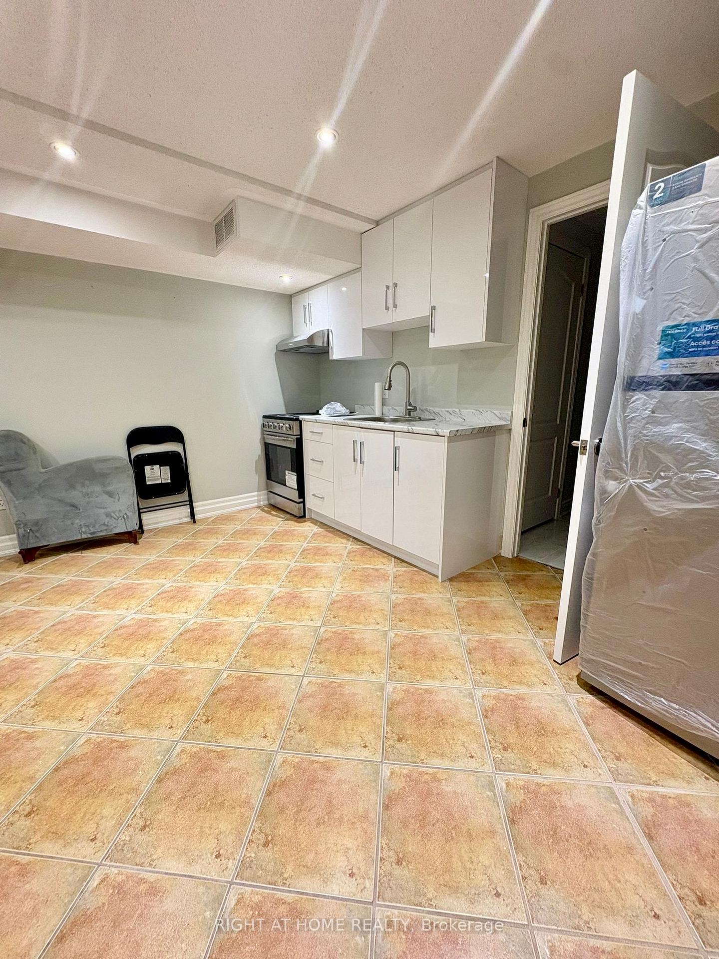 Photo 7 of Unit bsmnt, 287 Wildberry Crescent, Vaughan, Vellore Village — HOMEH