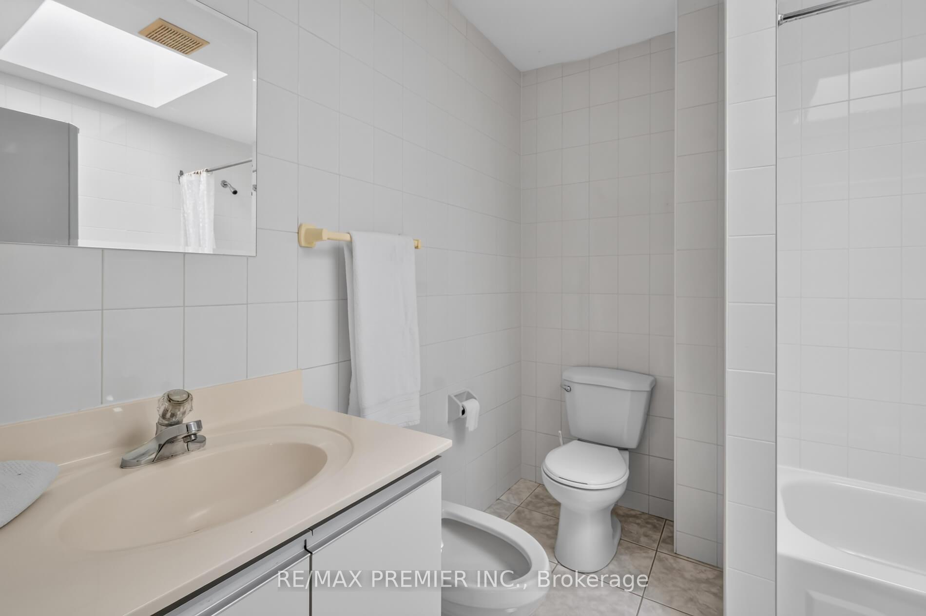 Photo 12 of 31 Corinthian Boulevard, Scarborough, L'Amoreaux — HOMEH