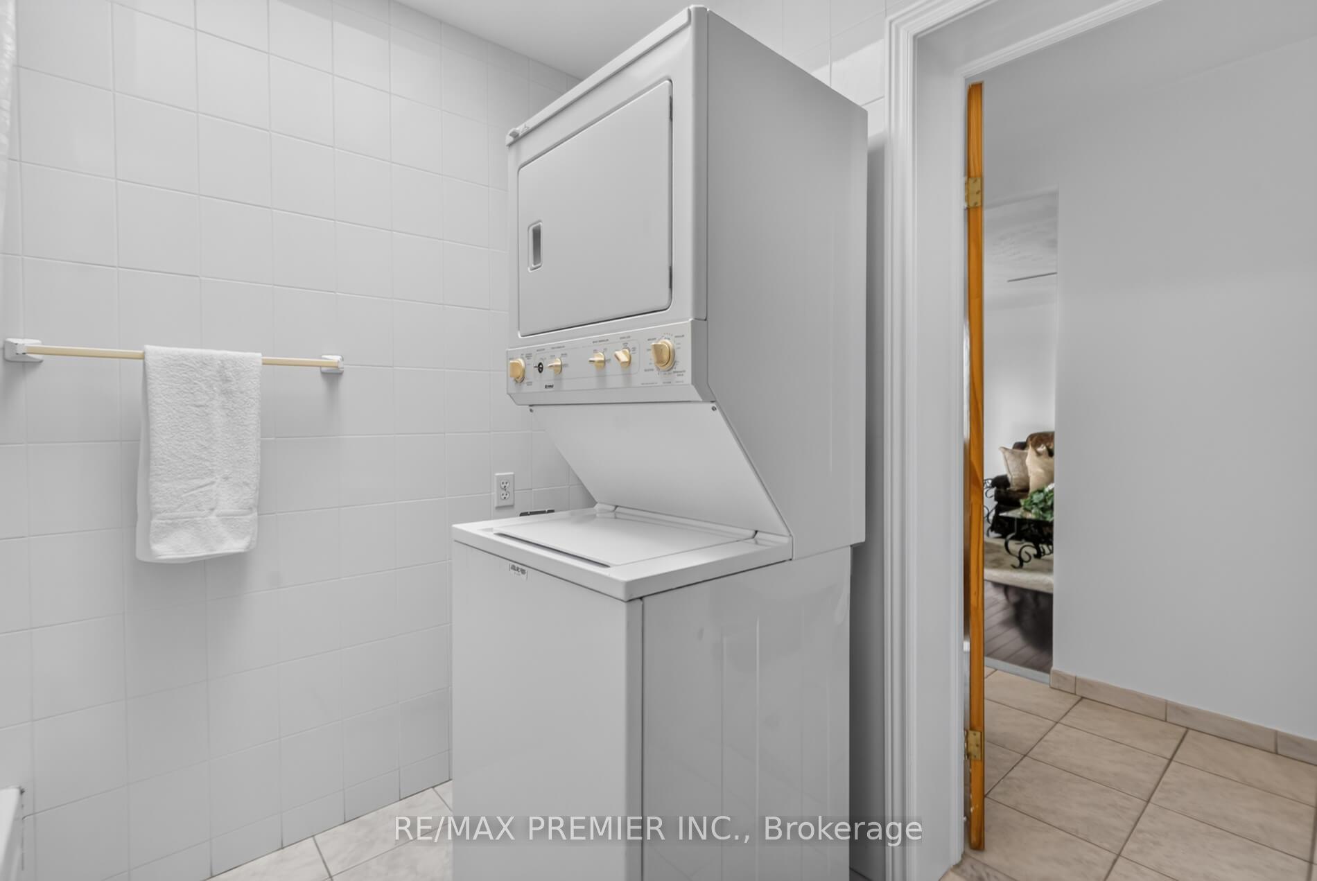 Photo 13 of 31 Corinthian Boulevard, Scarborough, L'Amoreaux — HOMEH