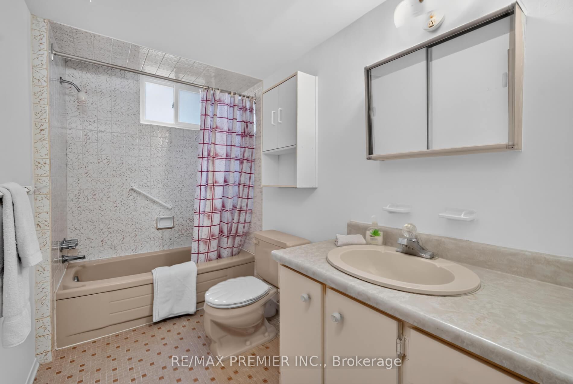 Photo 25 of 31 Corinthian Boulevard, Scarborough, L'Amoreaux — HOMEH