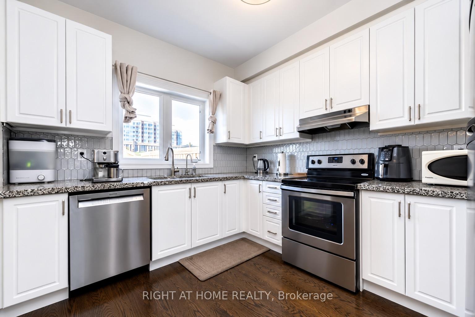 Photo 4 of 92 Pearcey Crescent, Barrie, West Bayfield — HOMEH