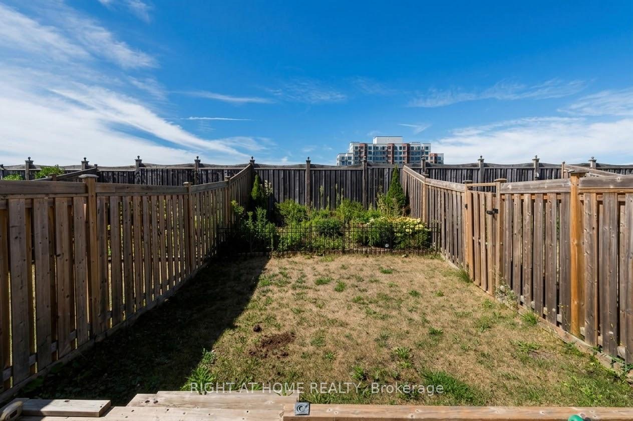 Photo 13 of 92 Pearcey Crescent, Barrie, West Bayfield — HOMEH