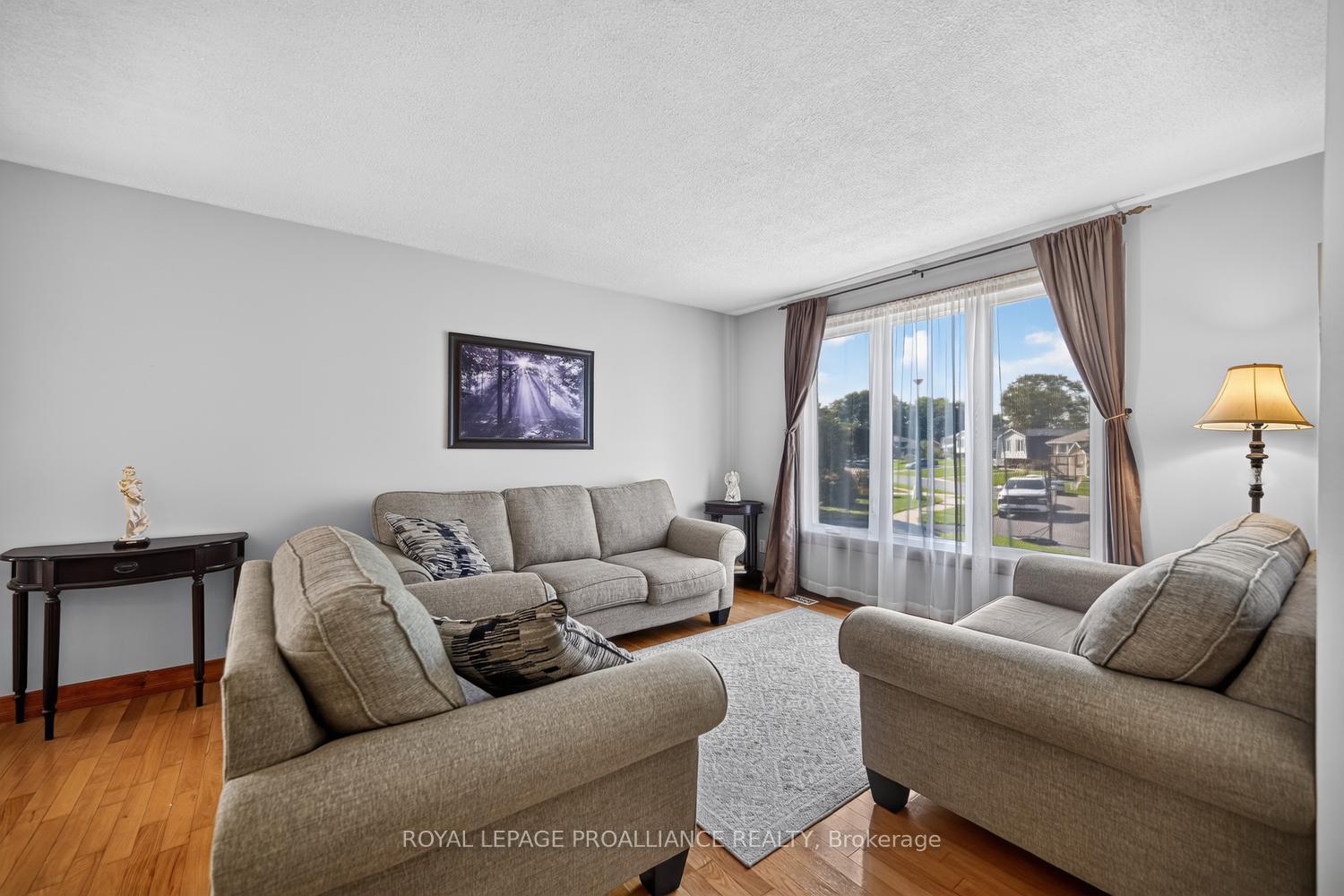 Photo 5 of 1305 Brockmount Place, Brockville, Brockville — HOMEH