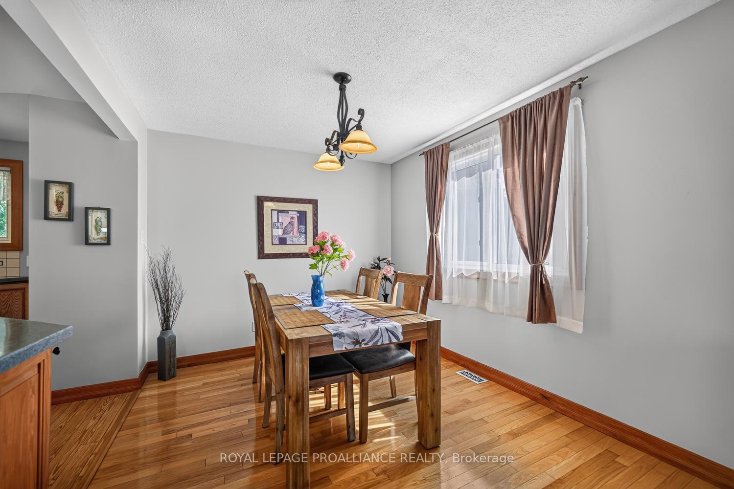Photo 6 of 1305 Brockmount Place, Brockville, Brockville — HOMEH