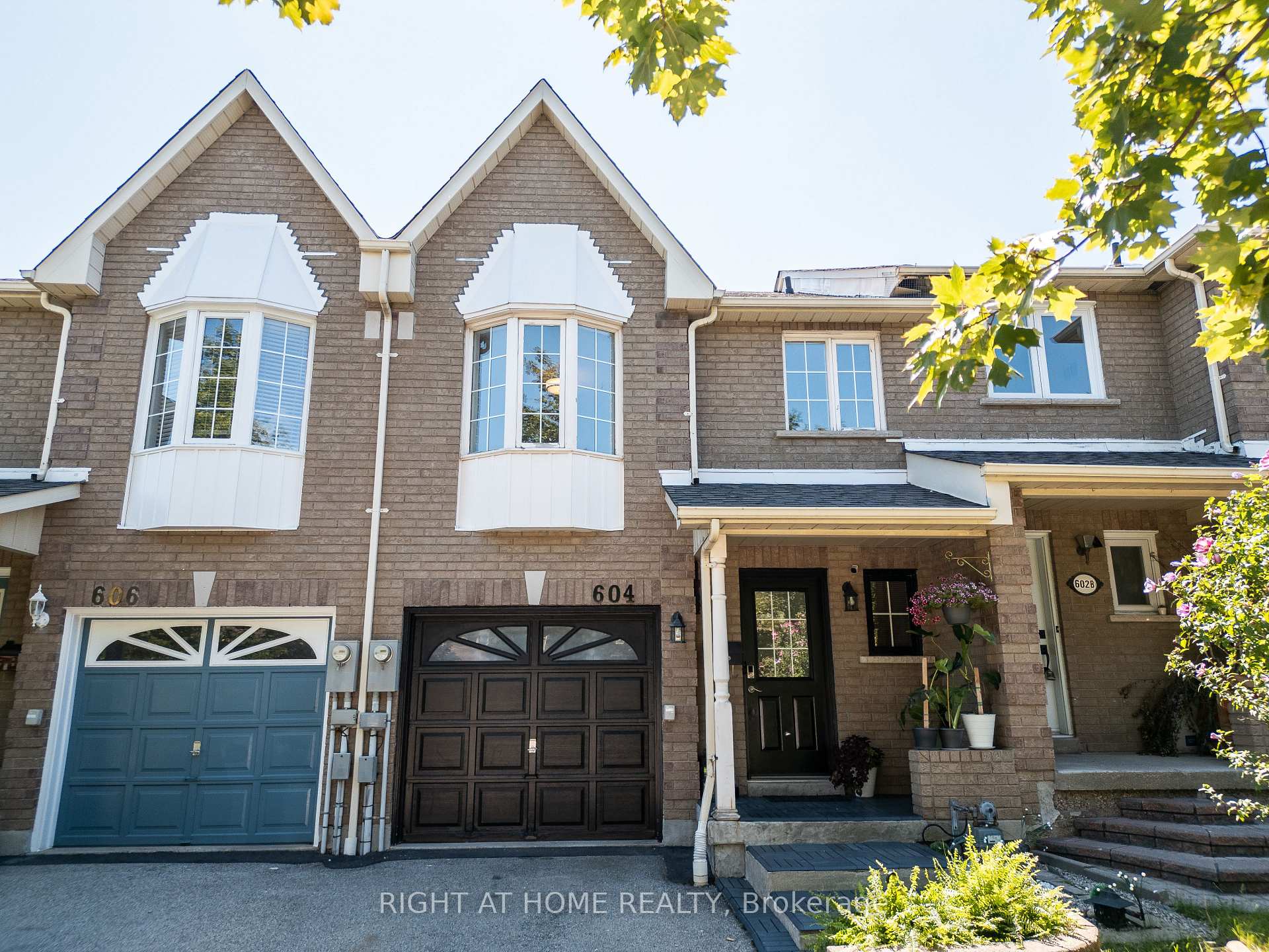Photo 2 of 604 Lumberton Crescent, Mississauga, Hurontario — HOMEH