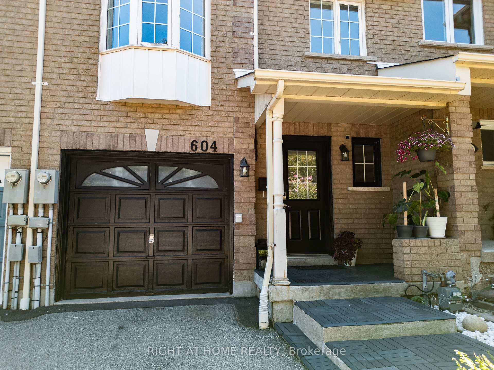 Photo 3 of 604 Lumberton Crescent, Mississauga, Hurontario — HOMEH