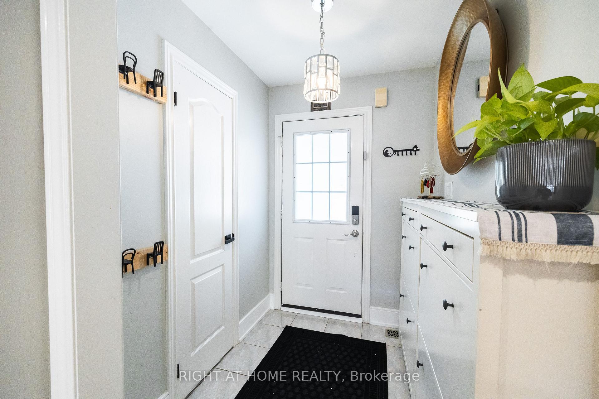 Photo 4 of 604 Lumberton Crescent, Mississauga, Hurontario — HOMEH