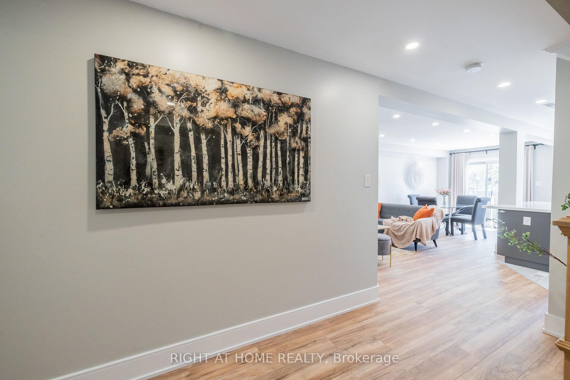 Photo 5 of 604 Lumberton Crescent, Mississauga, Hurontario — HOMEH