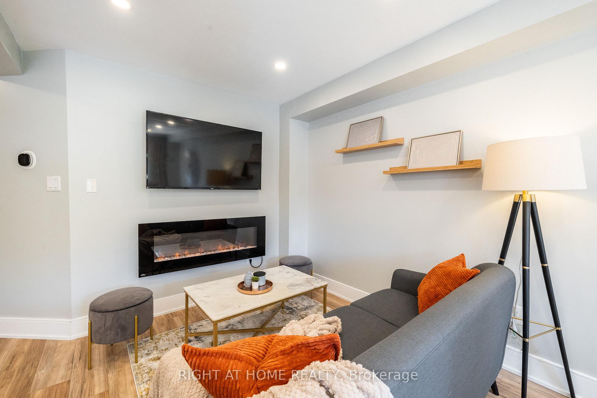 Photo 7 of 604 Lumberton Crescent, Mississauga, Hurontario — HOMEH