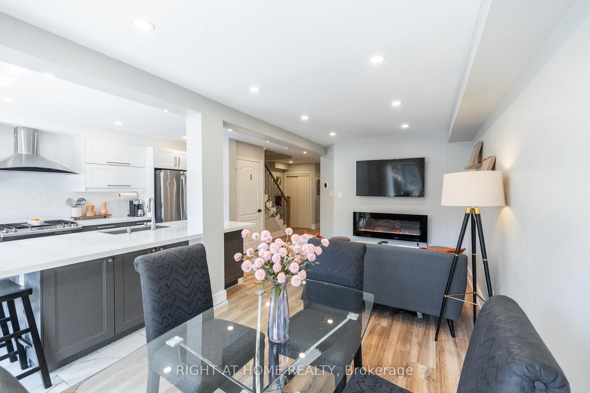 Photo 8 of 604 Lumberton Crescent, Mississauga, Hurontario — HOMEH
