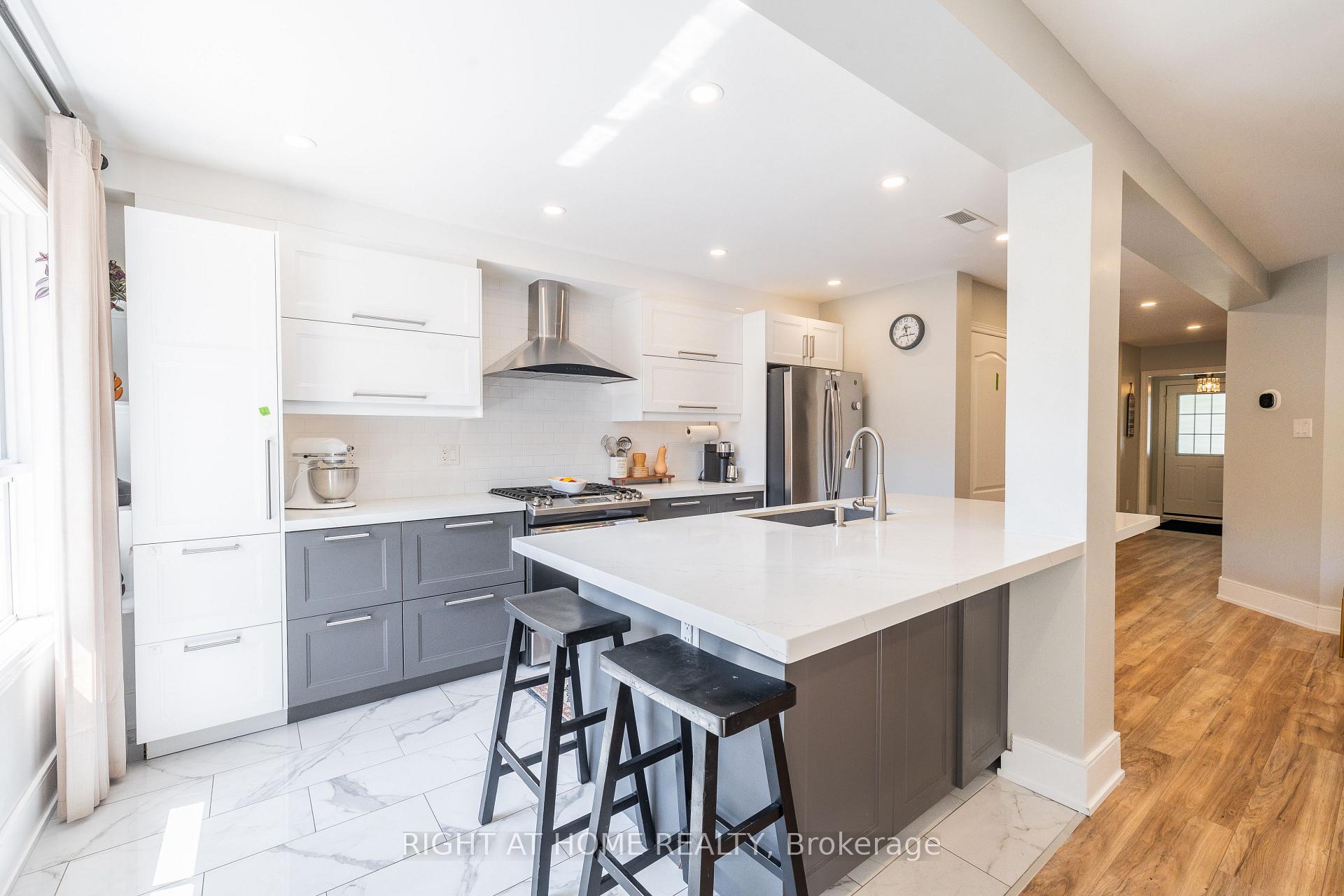 Photo 10 of 604 Lumberton Crescent, Mississauga, Hurontario — HOMEH