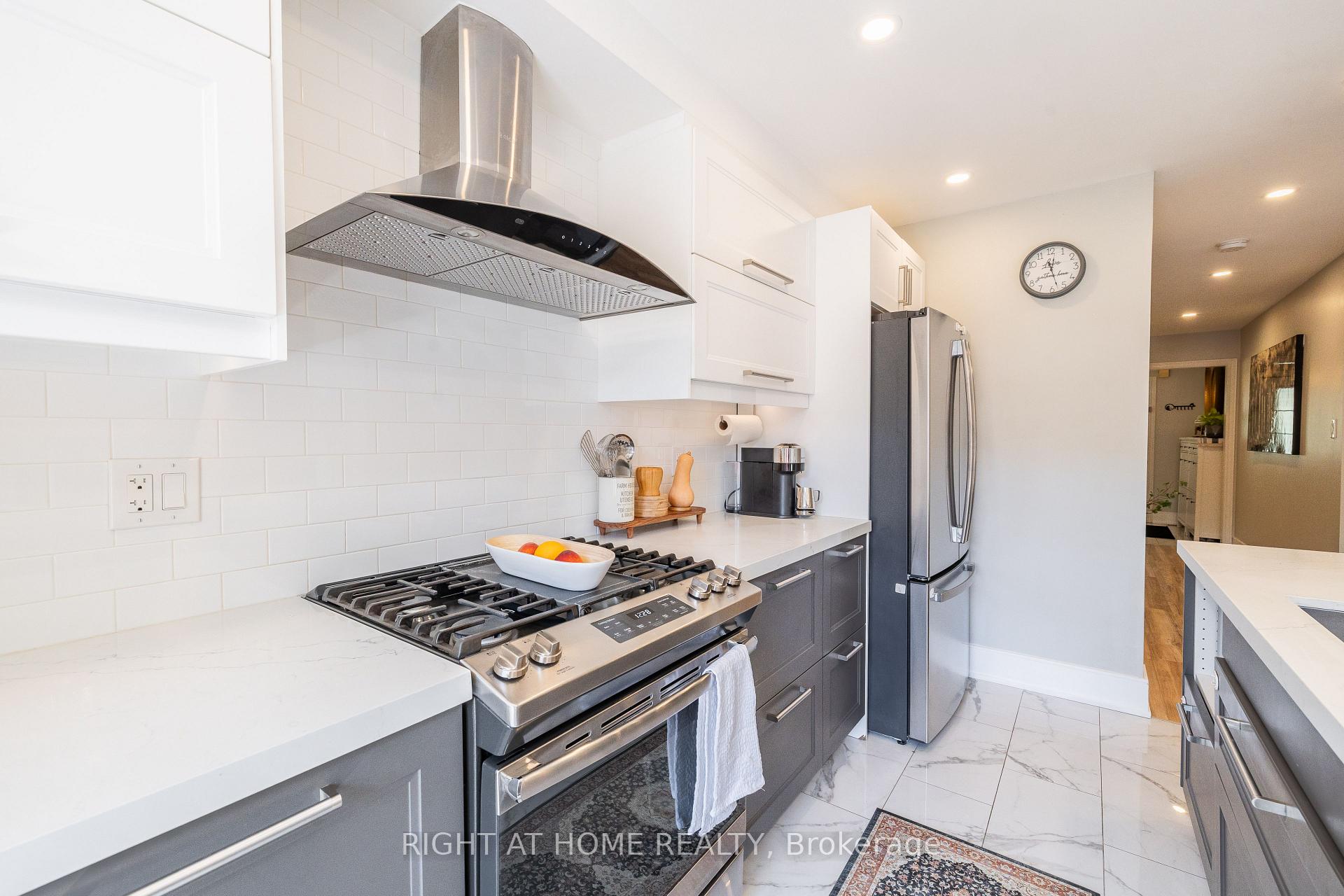 Photo 12 of 604 Lumberton Crescent, Mississauga, Hurontario — HOMEH