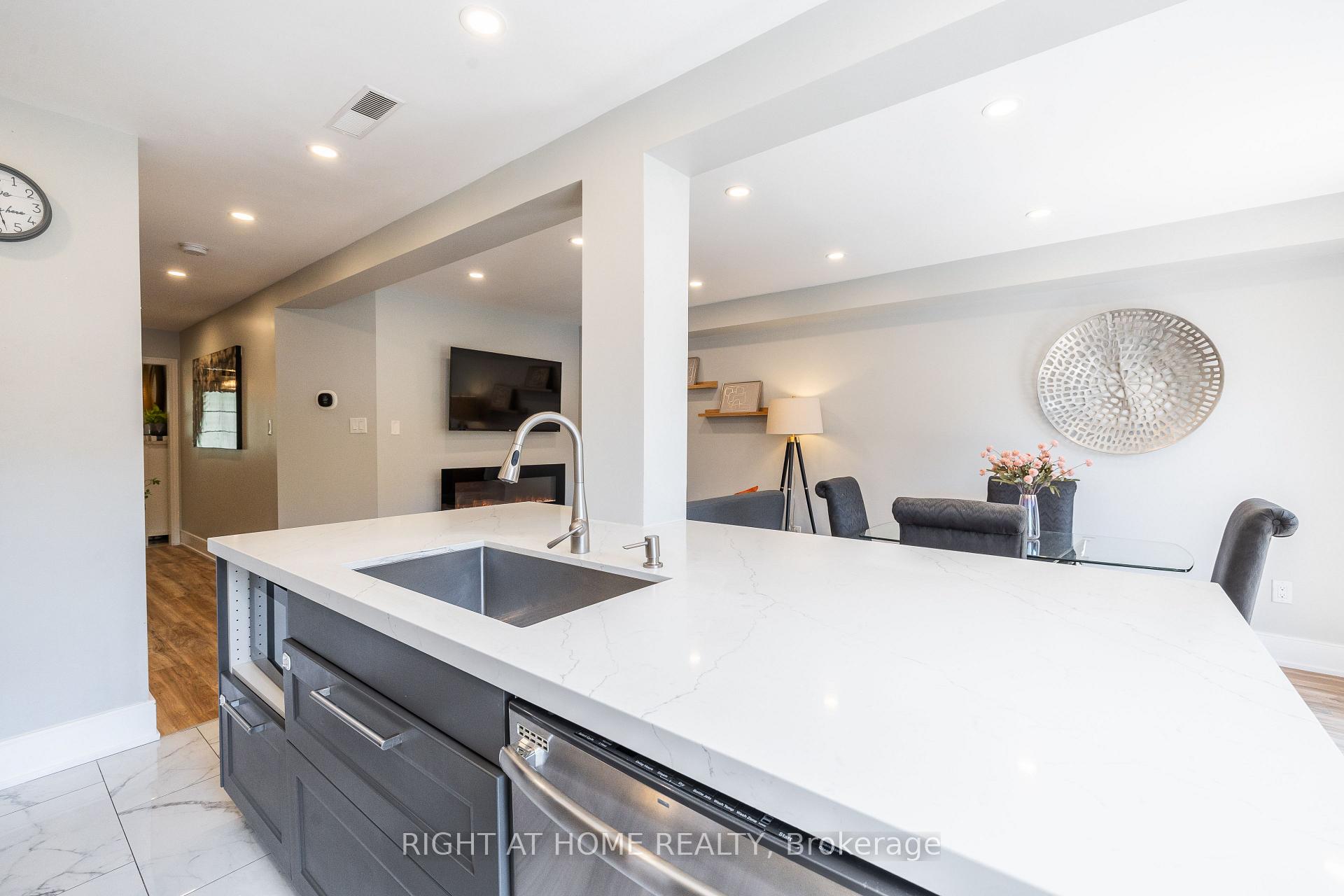 Photo 13 of 604 Lumberton Crescent, Mississauga, Hurontario — HOMEH