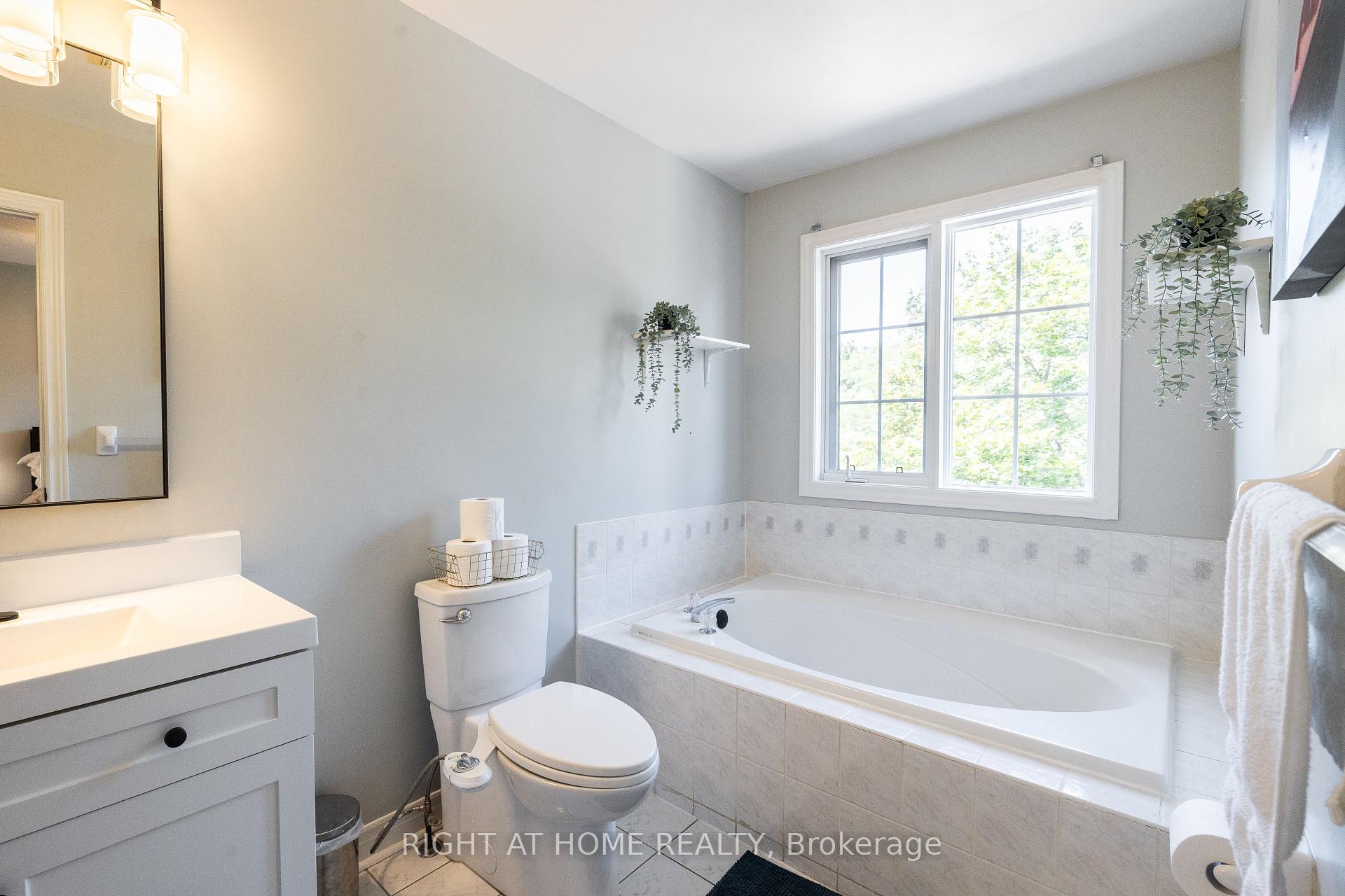 Photo 19 of 604 Lumberton Crescent, Mississauga, Hurontario — HOMEH
