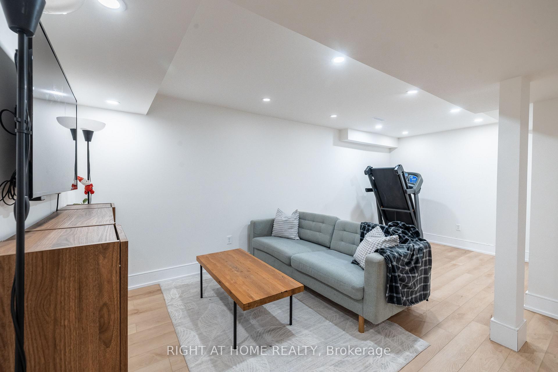 Photo 25 of 604 Lumberton Crescent, Mississauga, Hurontario — HOMEH
