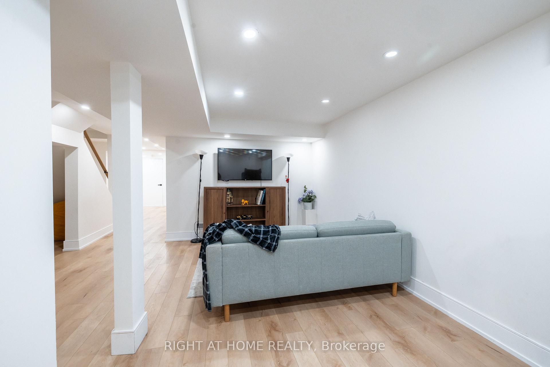 Photo 26 of 604 Lumberton Crescent, Mississauga, Hurontario — HOMEH