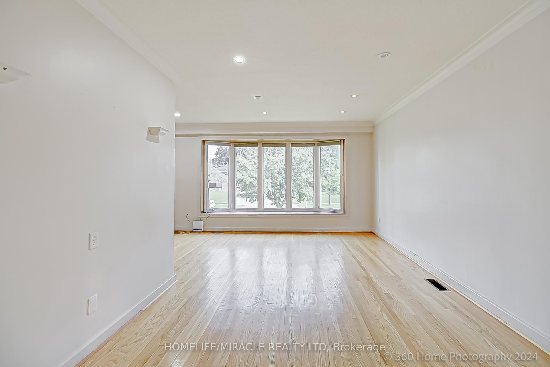 Photo 4 of 30 Fallowfield Road, Etobicoke, Rexdale-Kipling — HOMEH