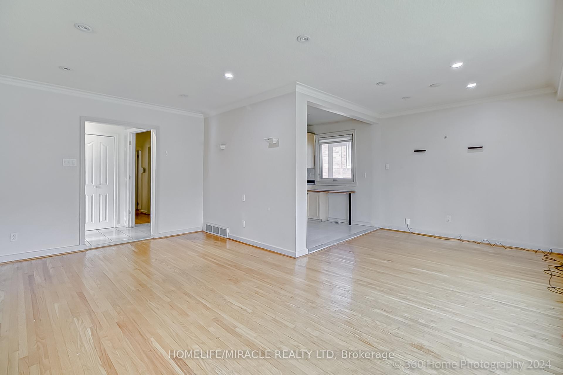 Photo 5 of 30 Fallowfield Road, Etobicoke, Rexdale-Kipling — HOMEH