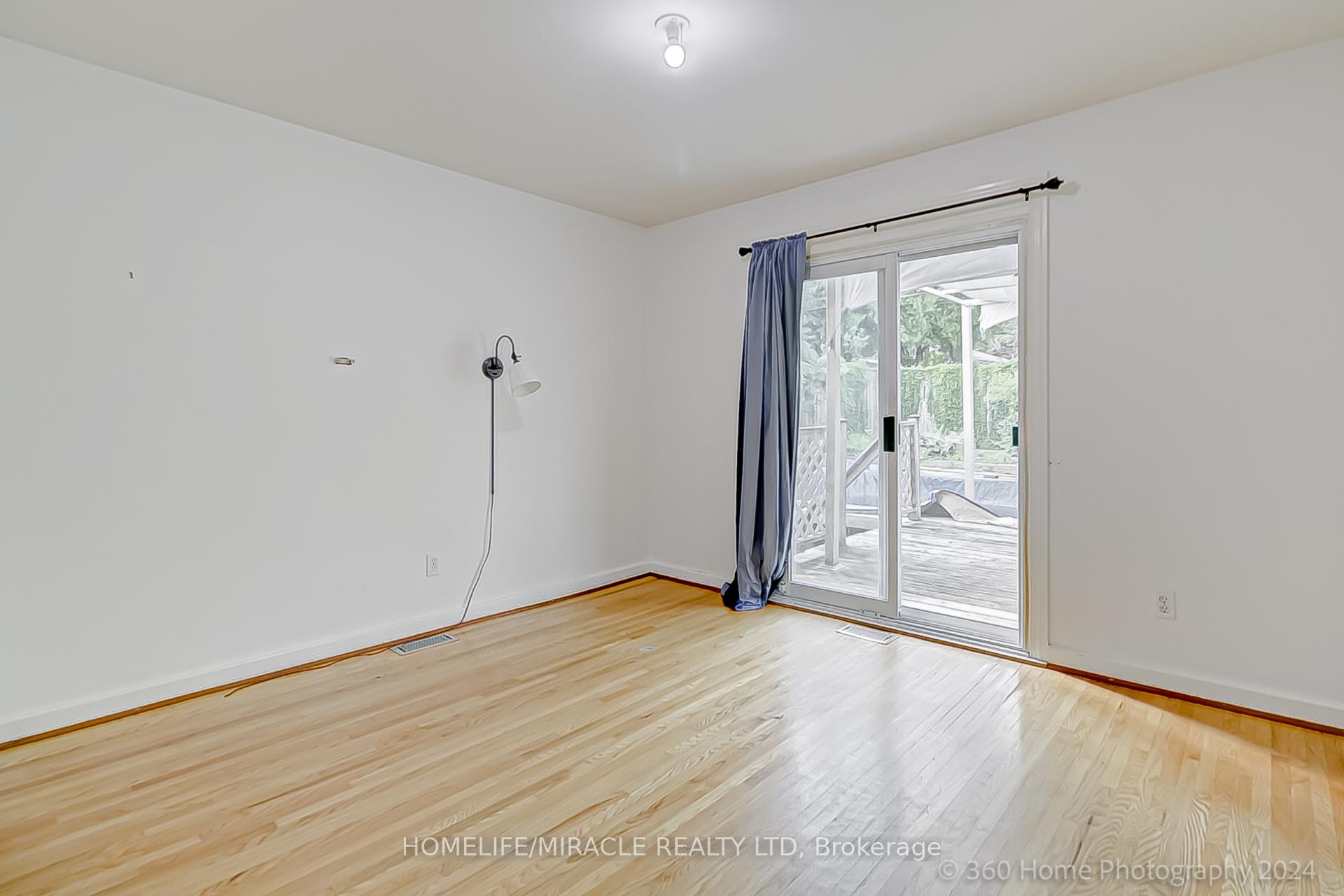 Photo 10 of 30 Fallowfield Road, Etobicoke, Rexdale-Kipling — HOMEH