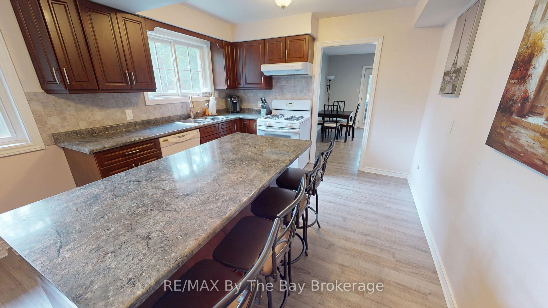 Photo 8 of 178 Oxbow Park Drive, Wasaga Beach — HOMEH