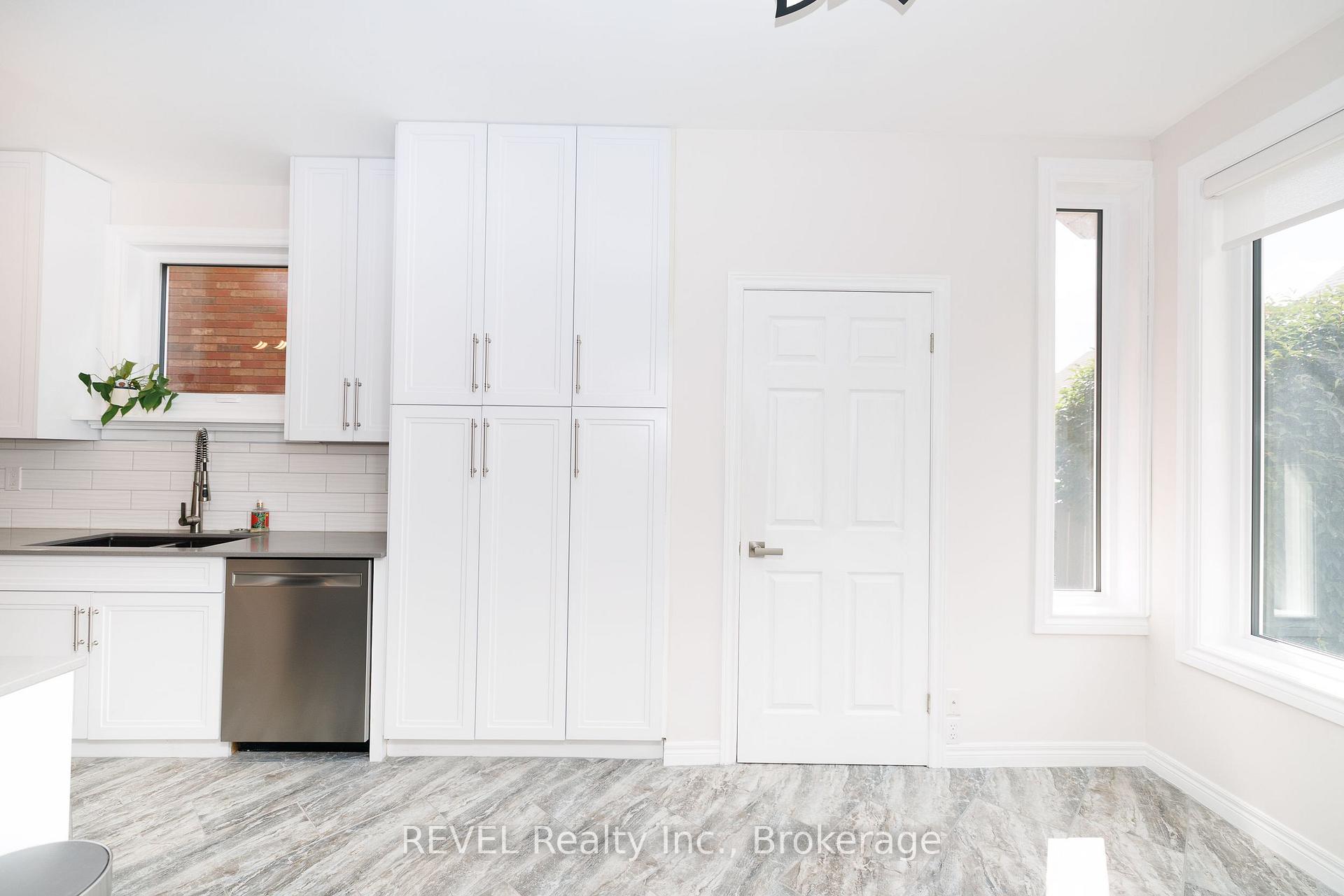 Photo 10 of 6280 Stonefield Park, Niagara Falls, Stamford — HOMEH