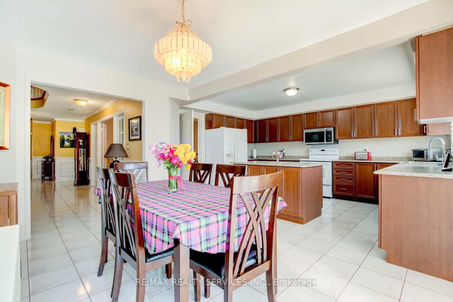 Photo 9 of 671 Peter Robertson Boulevard, Brampton, Sandringham-Wellington — HOMEH