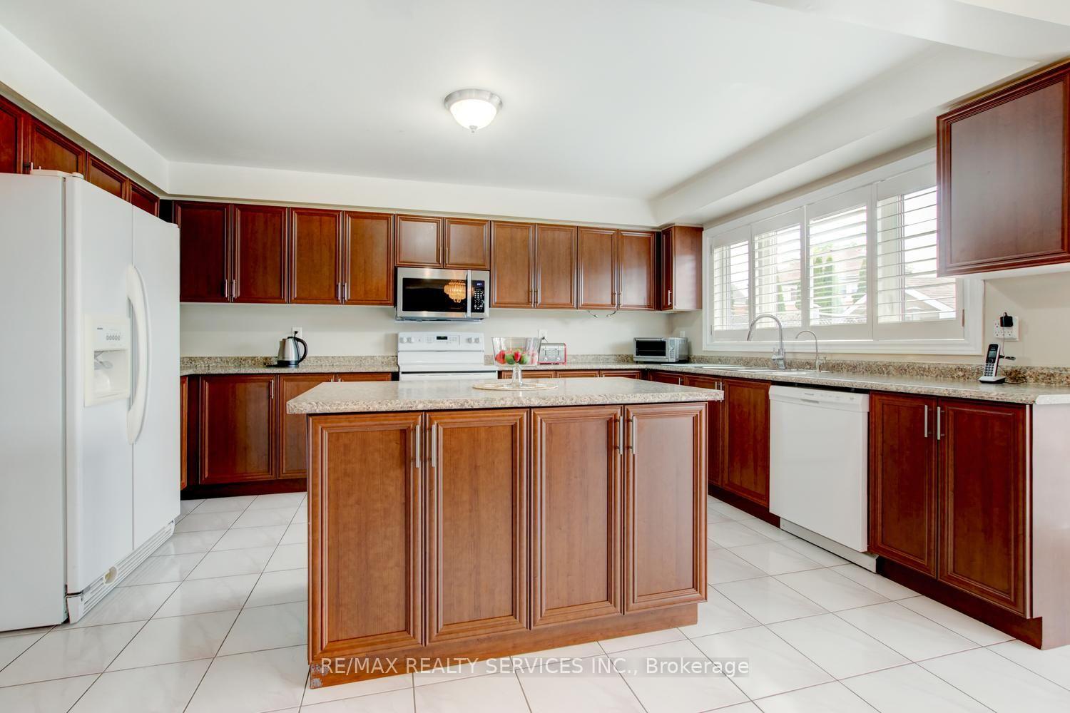 Photo 11 of 671 Peter Robertson Boulevard, Brampton, Sandringham-Wellington — HOMEH