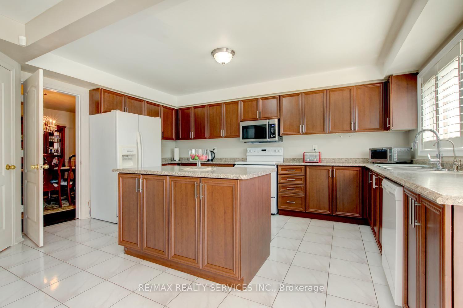 Photo 10 of 671 Peter Robertson Boulevard, Brampton, Sandringham-Wellington — HOMEH