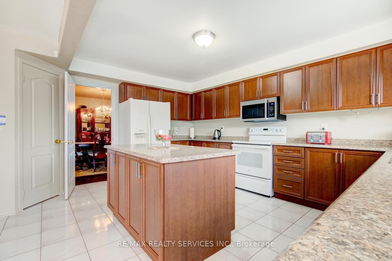 Photo 12 of 671 Peter Robertson Boulevard, Brampton, Sandringham-Wellington — HOMEH