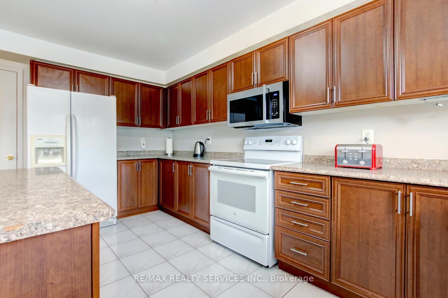 Photo 13 of 671 Peter Robertson Boulevard, Brampton, Sandringham-Wellington — HOMEH
