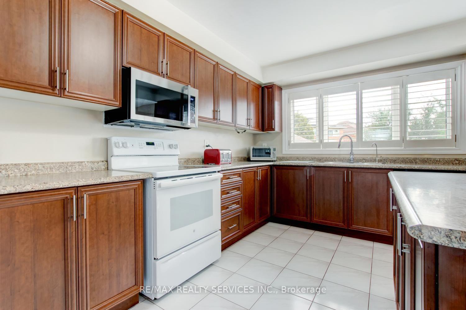 Photo 14 of 671 Peter Robertson Boulevard, Brampton, Sandringham-Wellington — HOMEH