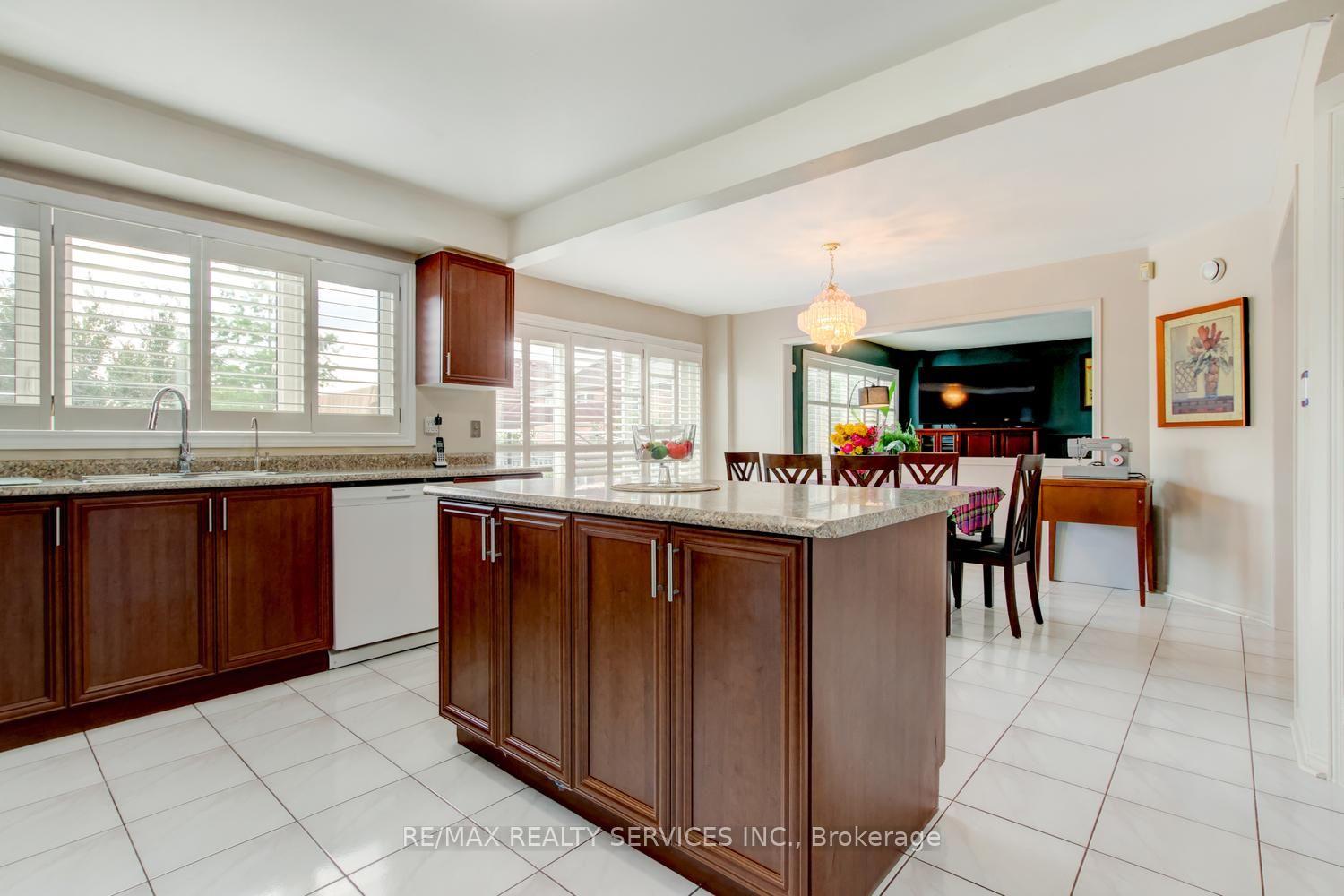 Photo 15 of 671 Peter Robertson Boulevard, Brampton, Sandringham-Wellington — HOMEH