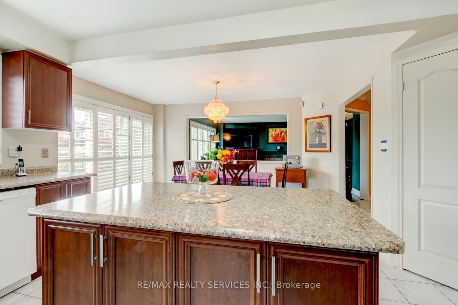 Photo 16 of 671 Peter Robertson Boulevard, Brampton, Sandringham-Wellington — HOMEH