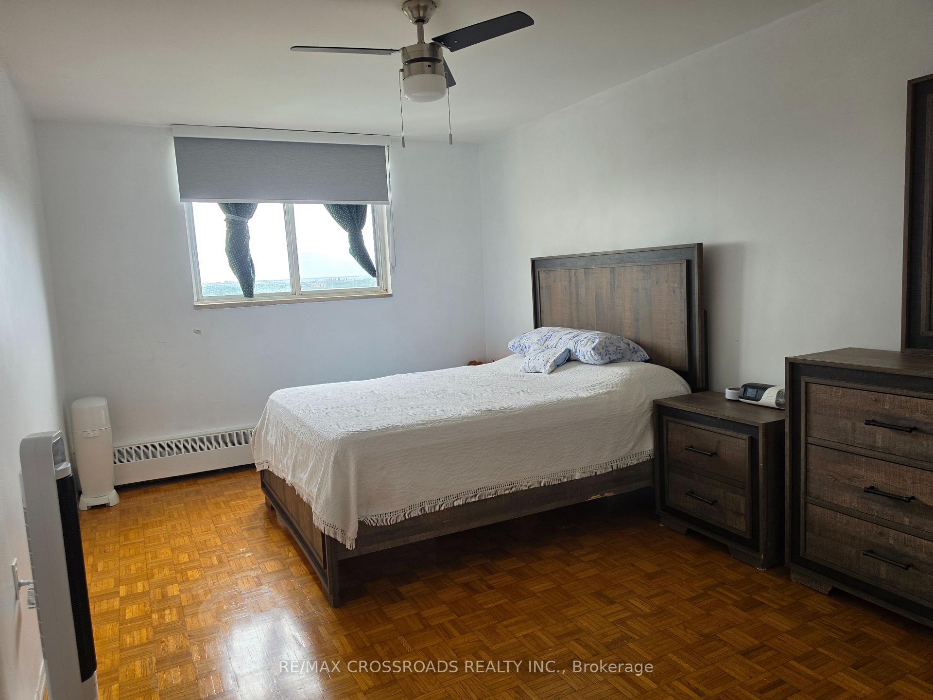 Photo 5 of Unit 1004, 5 Frith Road, North York, Glenfield-Jane Heights — HOMEH