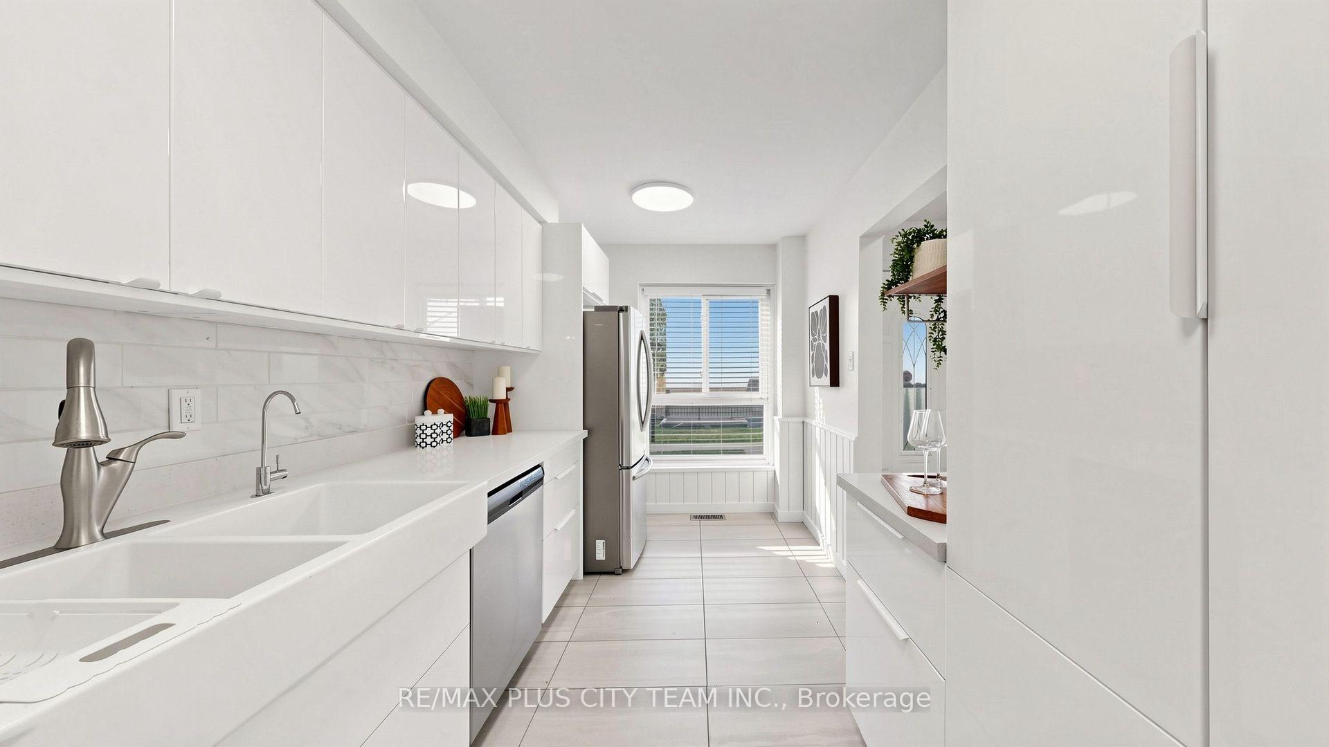 Photo 9 of Unit 16, 60 Tangle Briar Way, North York, Bayview Village — HOMEH