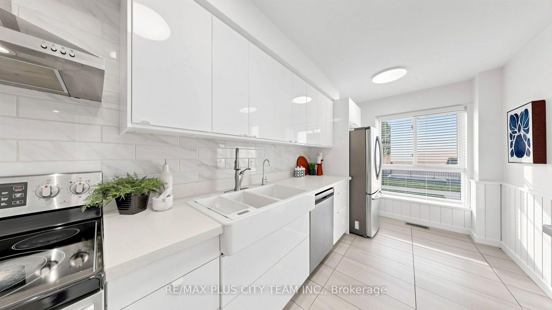 Photo 10 of Unit 16, 60 Tangle Briar Way, North York, Bayview Village — HOMEH