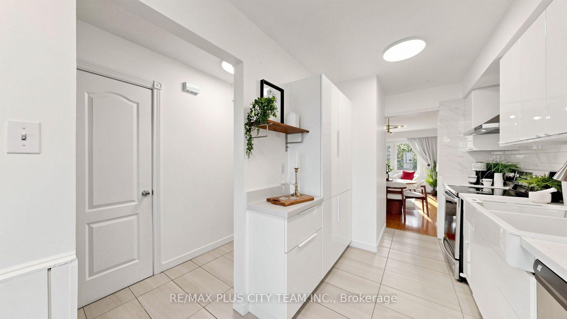 Photo 12 of Unit 16, 60 Tangle Briar Way, North York, Bayview Village — HOMEH
