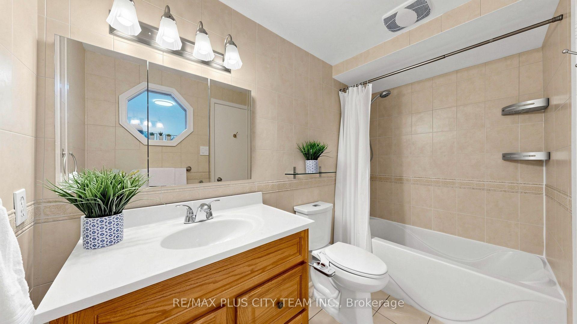 Photo 21 of Unit 16, 60 Tangle Briar Way, North York, Bayview Village — HOMEH