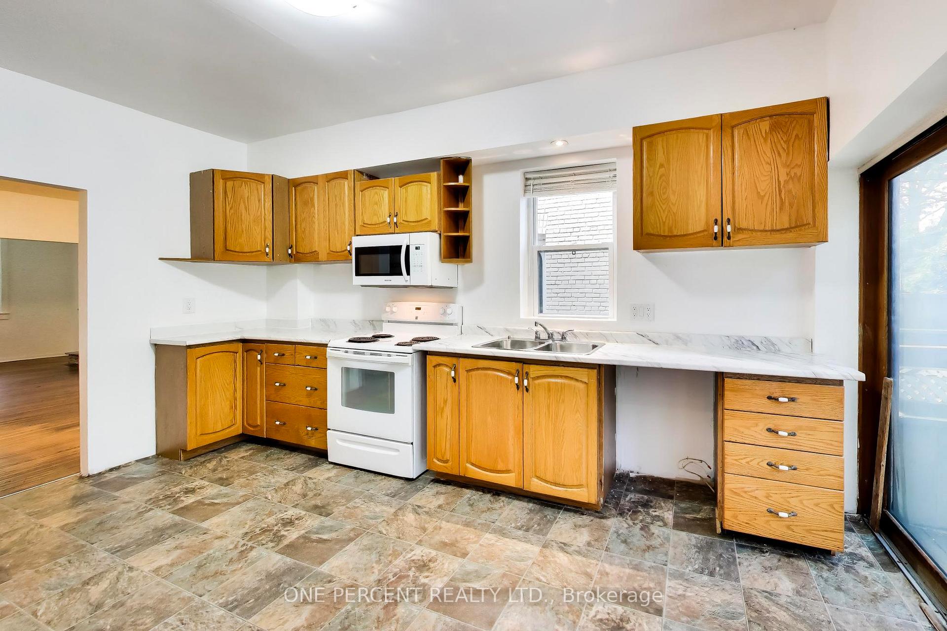 Photo 11 of 150 Beech Avenue, Toronto, The Beaches — HOMEH