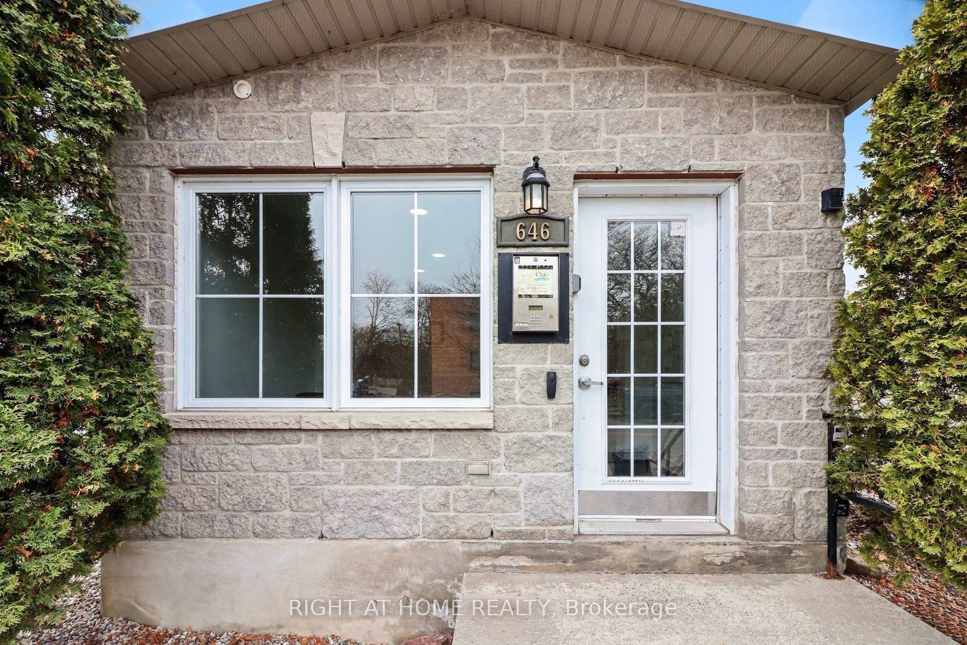 Photo 4 of Unit 202, 646 Cummings Avenue, Ottawa, Castle Heights/Rideau High — HOMEH
