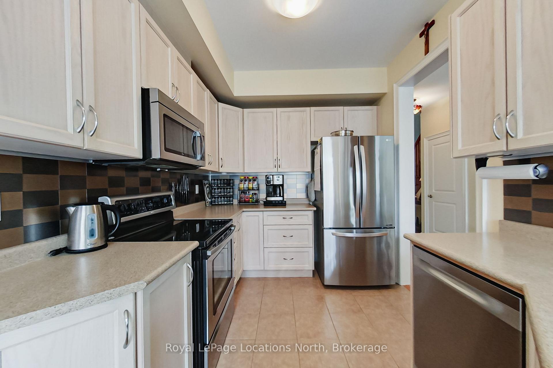 Photo 16 of 34 Savannah Crescent, Wasaga Beach — HOMEH