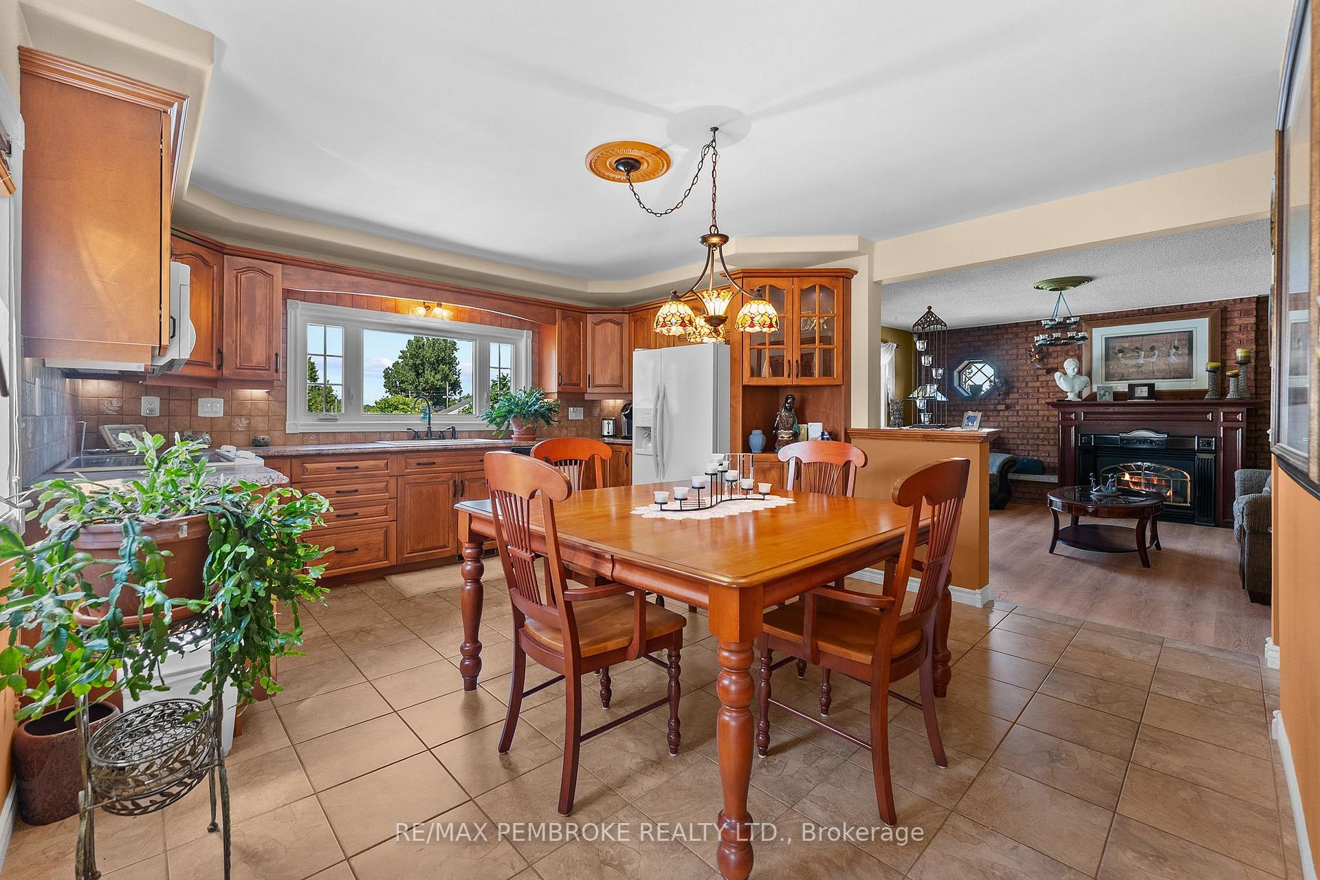Photo 8 of 1315 Blakely Crescent W, Pembroke, Pembroke — HOMEH