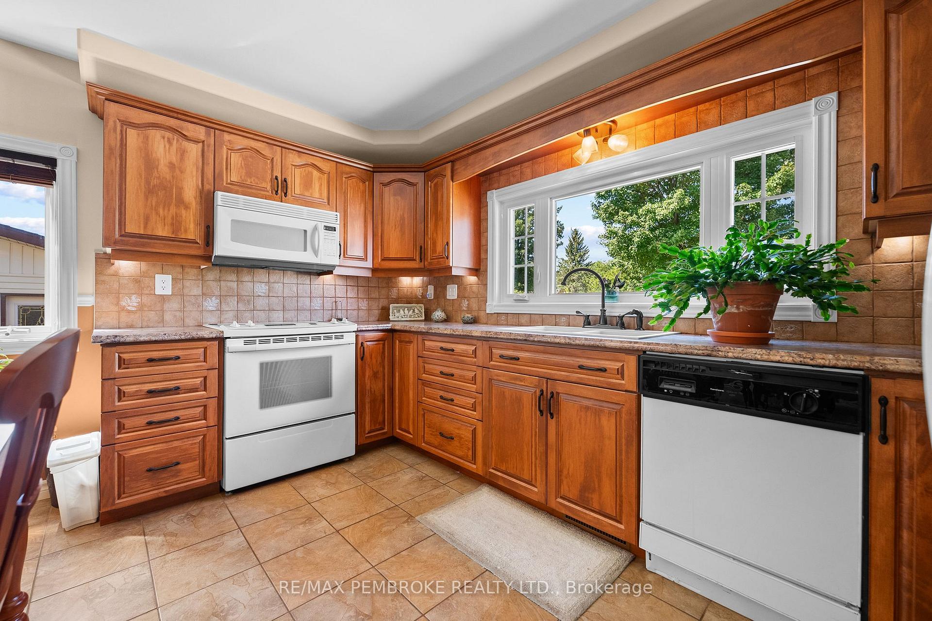 Photo 10 of 1315 Blakely Crescent W, Pembroke, Pembroke — HOMEH