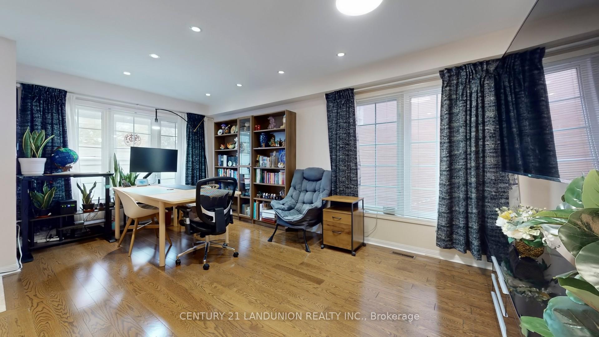 Photo 11 of 10 Majestic Drive, Markham, Berczy — HOMEH