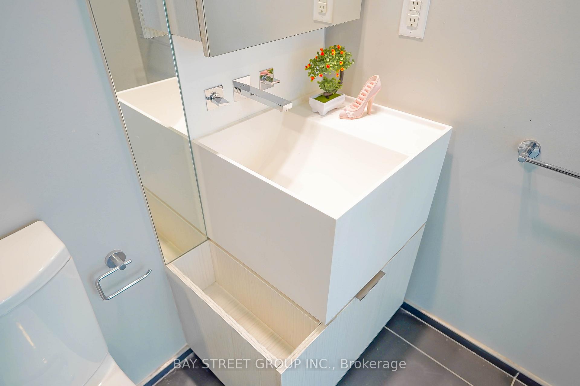 Photo 14 of Unit 1605, 1 bloor Street E, Toronto, Bay Street Corridor — HOMEH