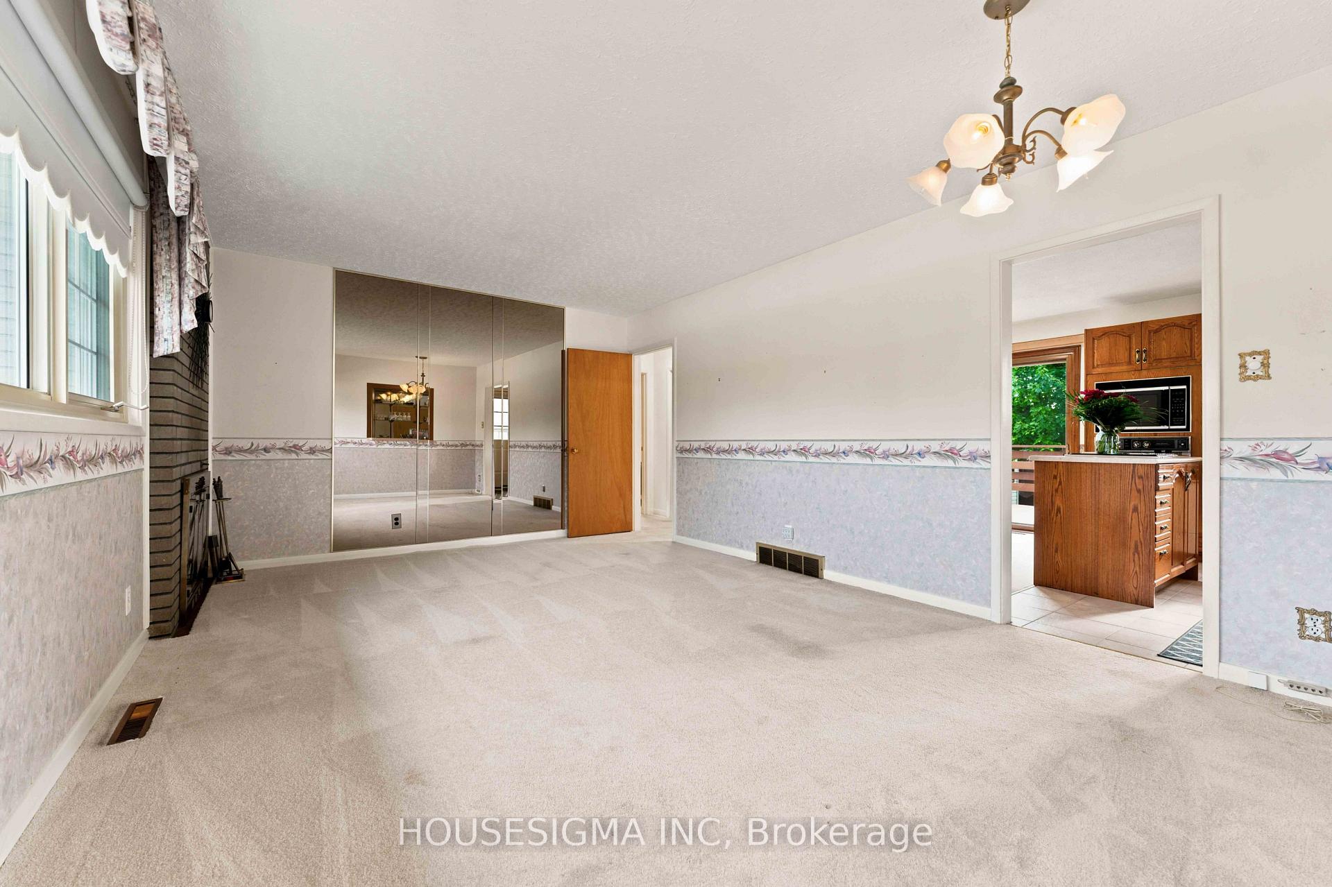 Photo 5 of 1347 R Avenue, Ottawa, Eastway Gardens/Industrial Park — HOMEH