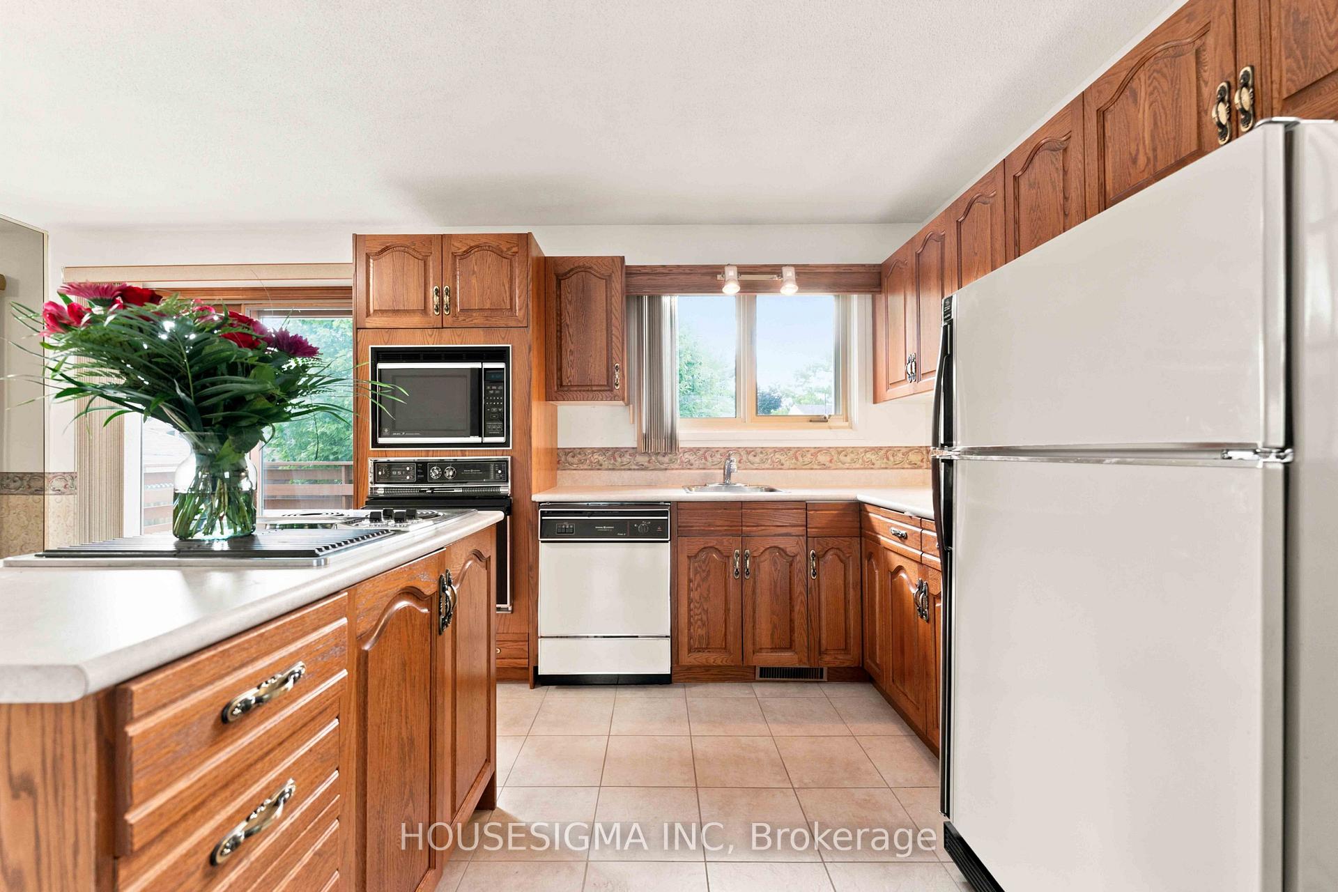 Photo 10 of 1347 R Avenue, Ottawa, Eastway Gardens/Industrial Park — HOMEH