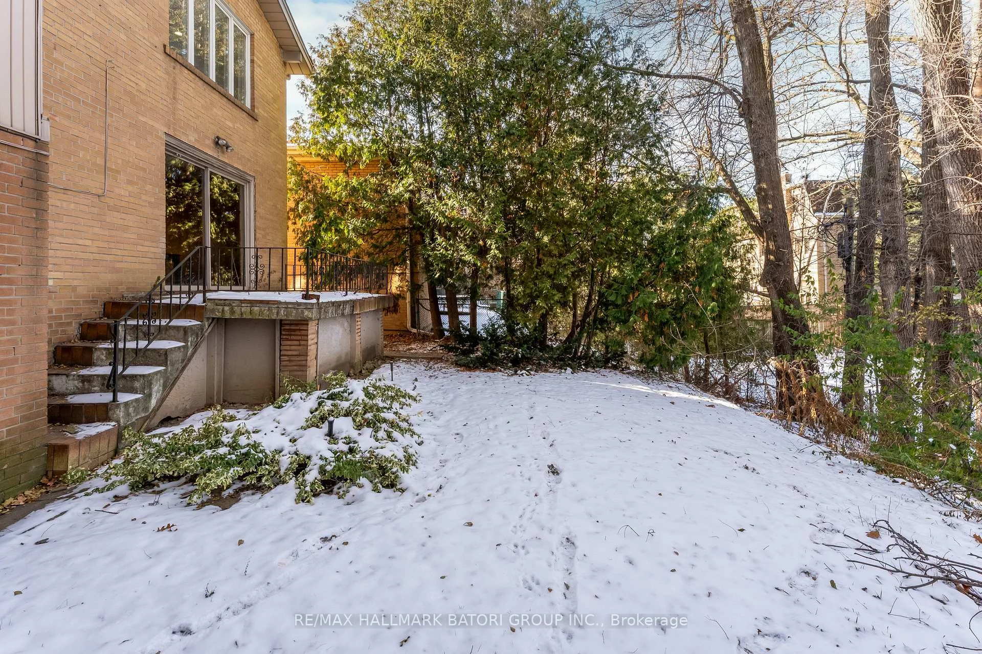 Photo 12 of 64 Prue Avenue, Toronto, Englemount-Lawrence — HOMEH
