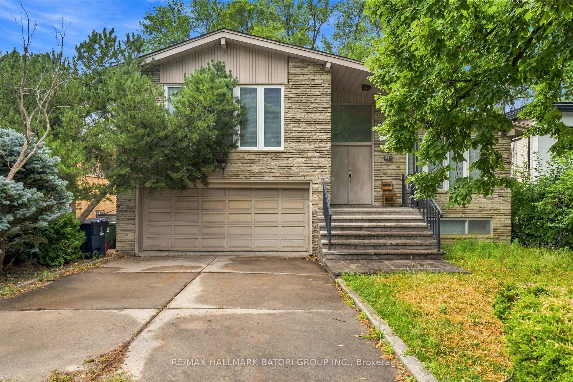 Photo 18 of 64 Prue Avenue, Toronto, Englemount-Lawrence — HOMEH