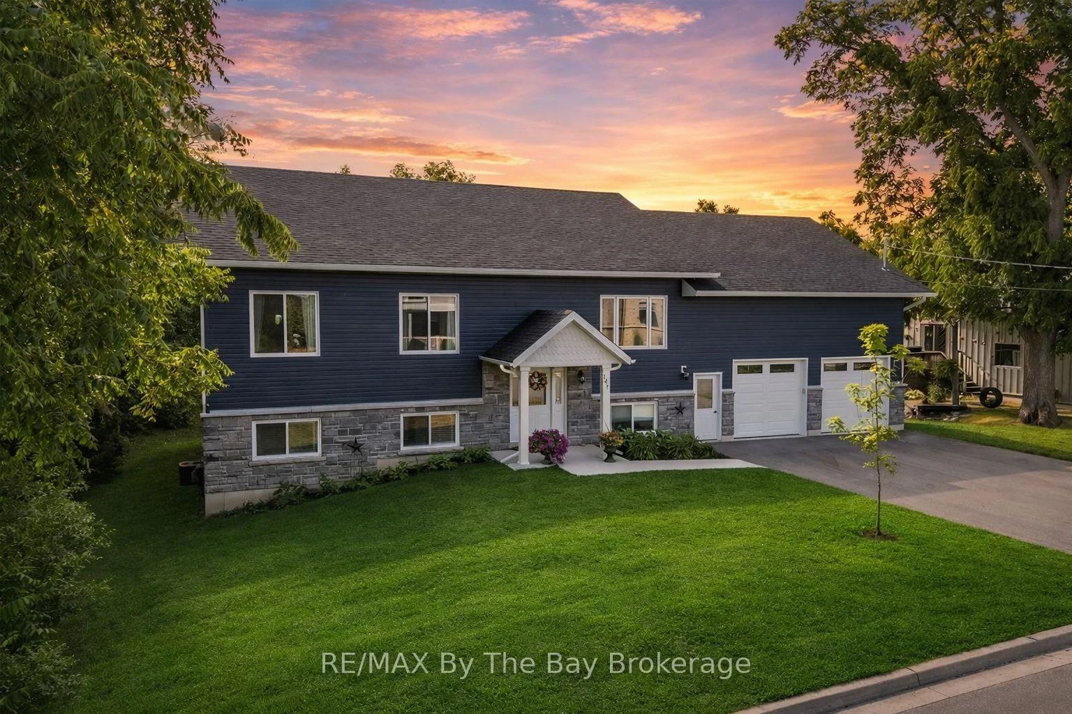 Photo 2 of 146 Mary Street, Clearview, Creemore — HOMEH